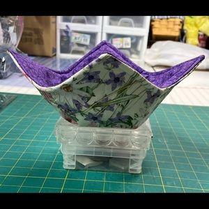 This  (4 pc) Handmade Reversible Bowl Cozy is made for a sm. bowl to set in.